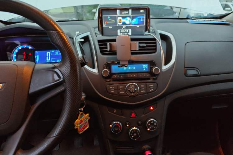 Used Chevrolet Trax 2014 1.4T Manual Two-Wheel Drive Comfort Model Audio And AC Panel