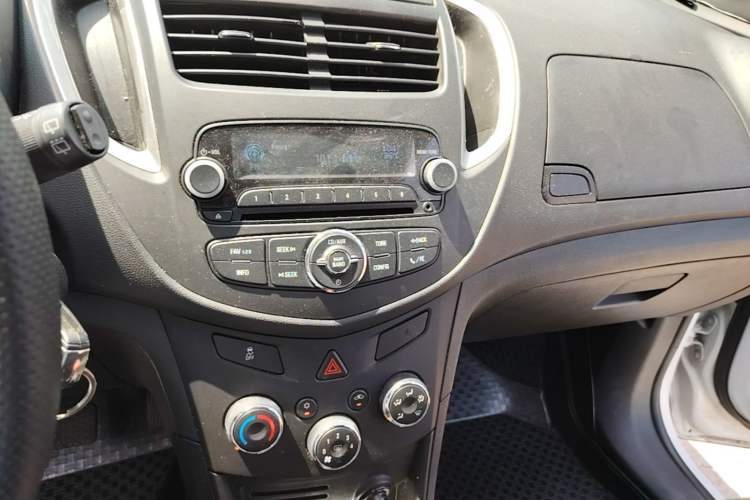 Used Chevrolet Trax 2014 1.4T Manual Two-Wheel Drive Comfort Model Audio And AC Panel