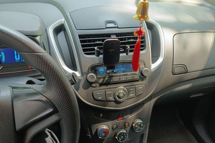 Used Chevrolet Trax 2014 1.4T Manual Two-Wheel Drive Comfort Model Audio And AC Panel