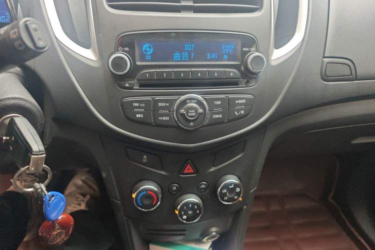 Used Chevrolet Trax 2014 1.4T Manual Two-Wheel Drive Comfort Model Audio And AC Panel