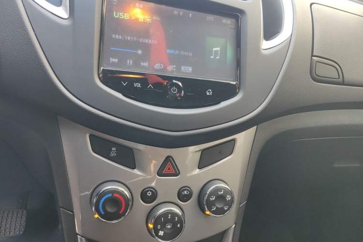 Used Chevrolet Trax 2014 1.4T Automatic Two-Wheel Drive Luxury Model Audio And AC Panel