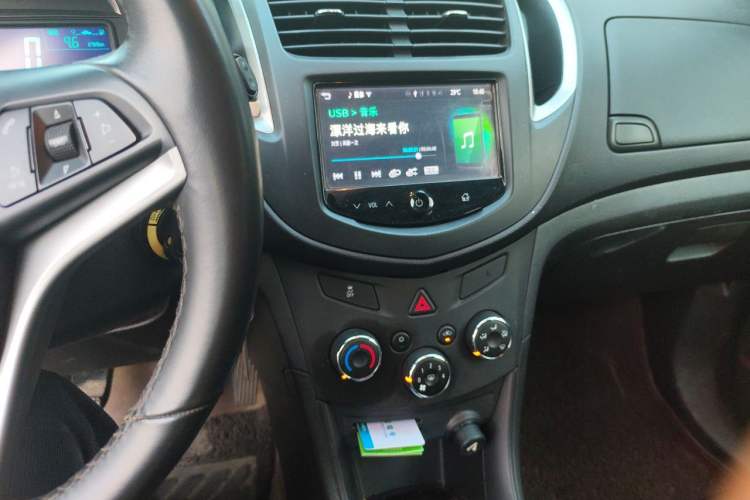 Used Chevrolet Trax 2014 1.4T Manual Two-Wheel Drive Comfort Model Audio And AC Panel