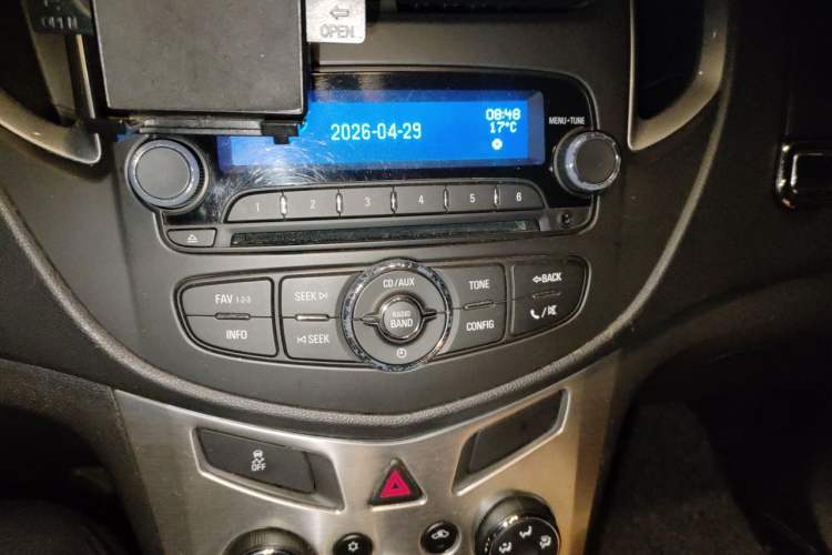 Used Chevrolet Trax 2014 1.4T Manual Two-Wheel Drive Comfort Model Audio And AC Panel