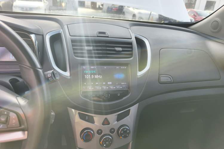 Used Chevrolet Trax 2014 1.4T Automatic Two-Wheel Drive Luxury Model Audio And AC Panel