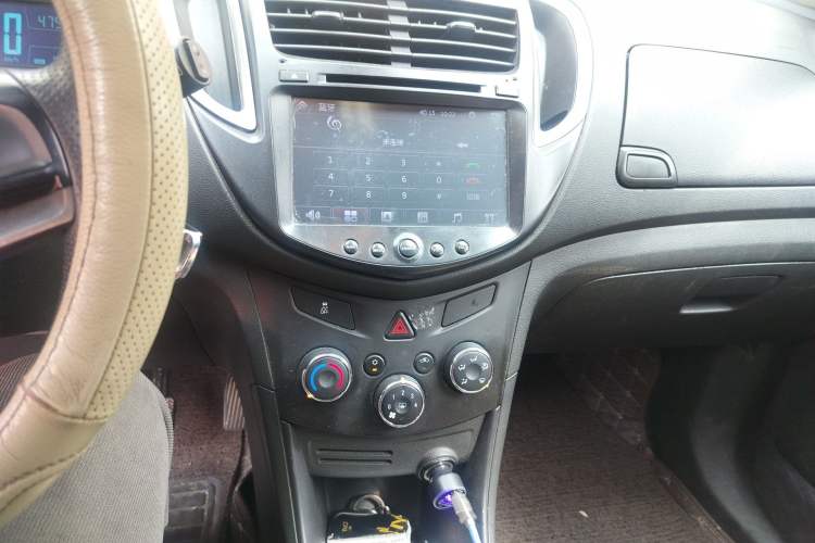 Used Chevrolet Trax 2014 1.4T Manual Two-Wheel Drive Comfort Model Audio And AC Panel