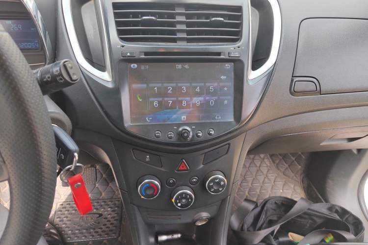 Used Chevrolet Trax 2014 1.4T Manual Two-Wheel Drive Comfort Model Audio And AC Panel