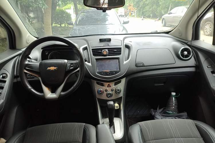 Used Chevrolet Trax 2014 1.4T Automatic Two-Wheel Drive Luxury Model Center Console