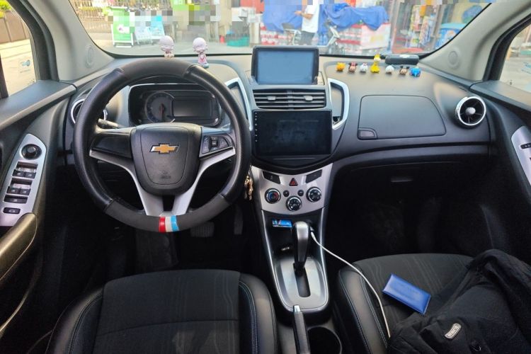 Used Chevrolet Trax 2014 1.4T Automatic Two-Wheel Drive Luxury Model Center Console