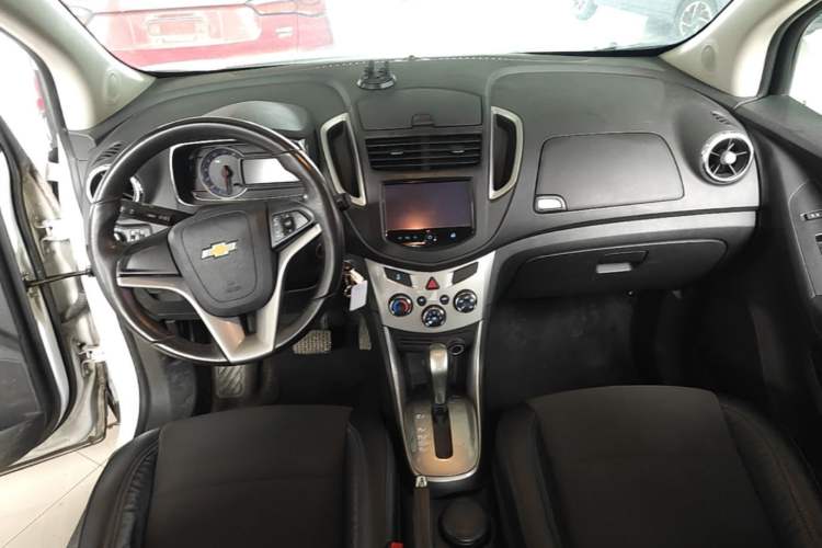 Used Chevrolet Trax 2014 1.4T Automatic Two-Wheel Drive Luxury Model Center Console
