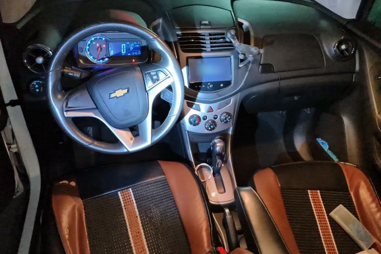 Used Chevrolet Trax 2014 1.4T Automatic Two-Wheel Drive Luxury Model Center Console