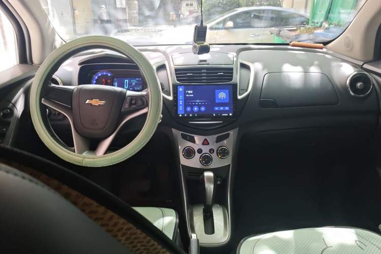 Used Chevrolet Trax 2014 1.4T Automatic Two-Wheel Drive Luxury Model Center Console