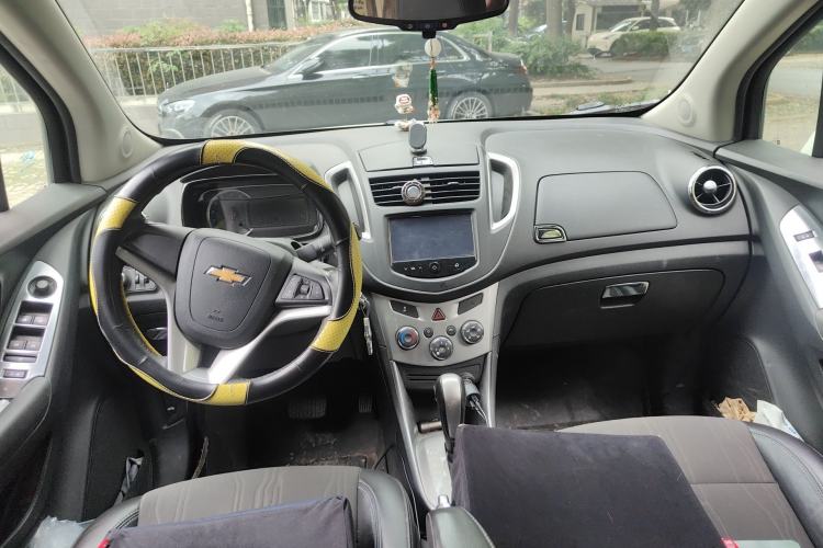 Used Chevrolet Trax 2014 1.4T Automatic Two-Wheel Drive Luxury Model Center Console