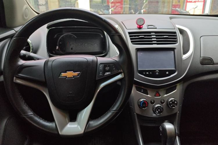 Used Chevrolet Trax 2014 1.4T Automatic Two-Wheel Drive Luxury Model Center Console