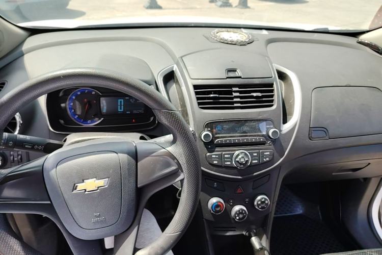 Used Chevrolet Trax 2014 1.4T Manual Two-Wheel Drive Comfort Model Center Console