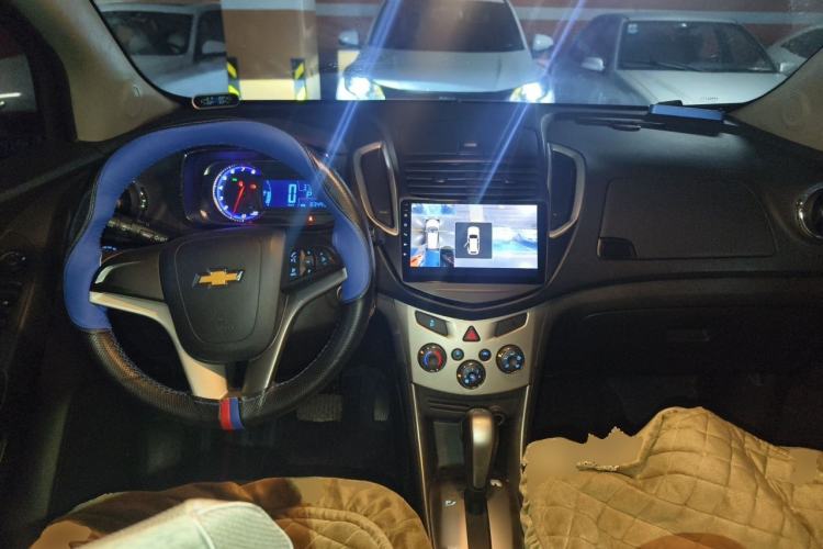 Used Chevrolet Trax 2014 1.4T Automatic Two-Wheel Drive Luxury Model Center Console