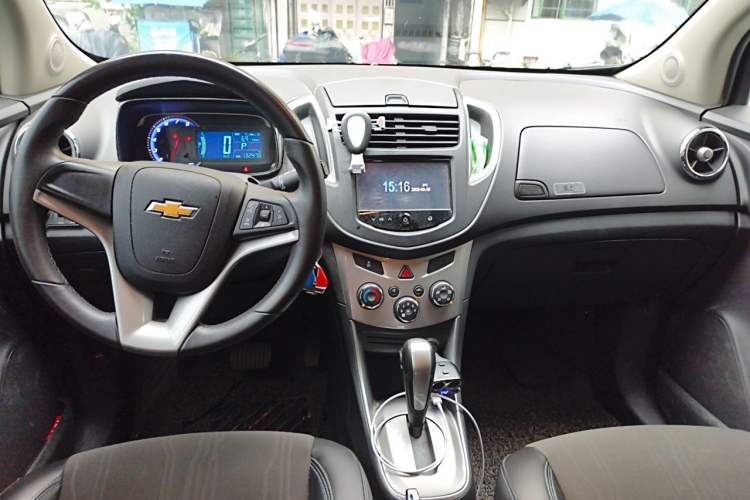 Used Chevrolet Trax 2014 1.4T Automatic Two-Wheel Drive Luxury Model Center Console
