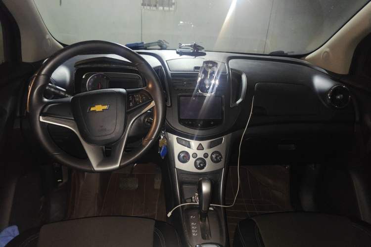 Used Chevrolet Trax 2014 1.4T Automatic Two-Wheel Drive Luxury Model Center Console