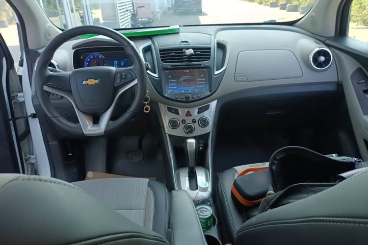 Used Chevrolet Trax 2014 1.4T Automatic Two-Wheel Drive Luxury Model Center Console