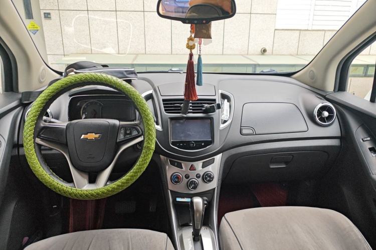 Used Chevrolet Trax 2014 1.4T Automatic Two-Wheel Drive Luxury Model Center Console