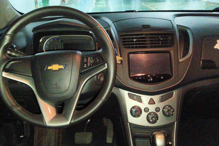 Used Chevrolet Trax 2014 1.4T Automatic Two-Wheel Drive Luxury Model Center Console