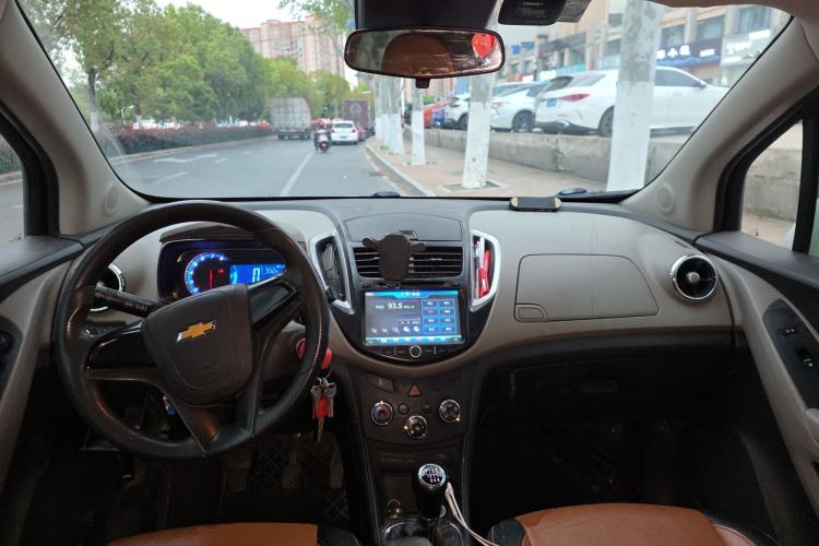Used Chevrolet Trax 2014 1.4T Manual Two-Wheel Drive Comfort Model Center Console