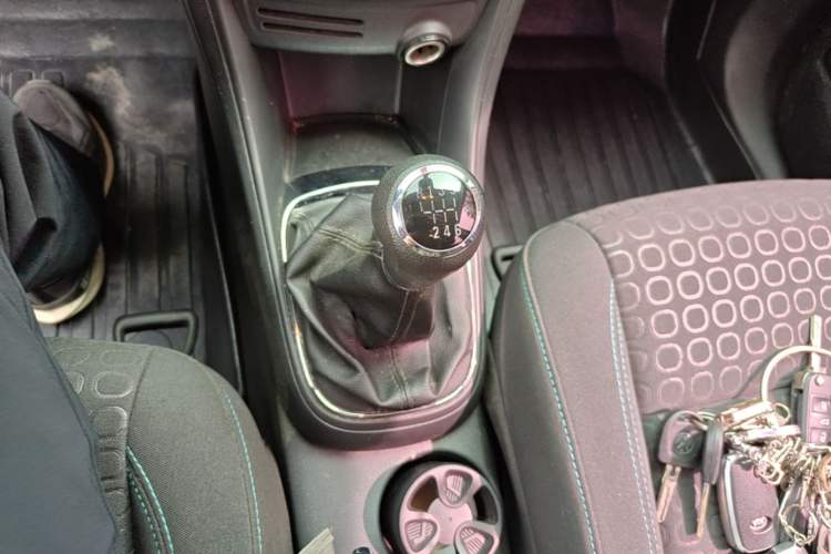 Used Chevrolet Trax 2014 1.4T Manual Two-Wheel Drive Comfort Model Gear Lever