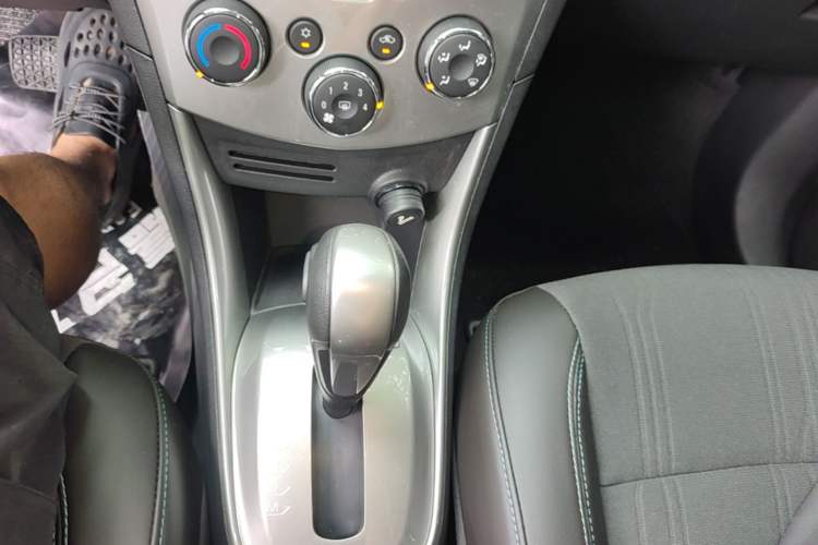 Used Chevrolet Trax 2014 1.4T Automatic Two-Wheel Drive Luxury Model Gear Lever