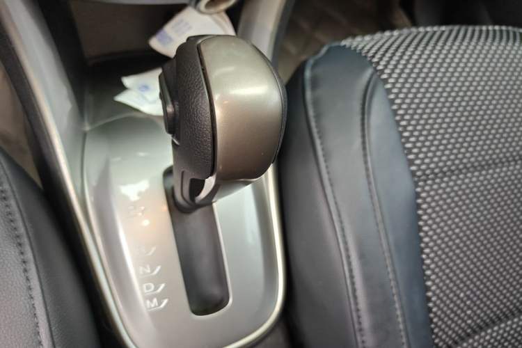 Used Chevrolet Trax 2014 1.4T Automatic Two-Wheel Drive Luxury Model Gear Lever