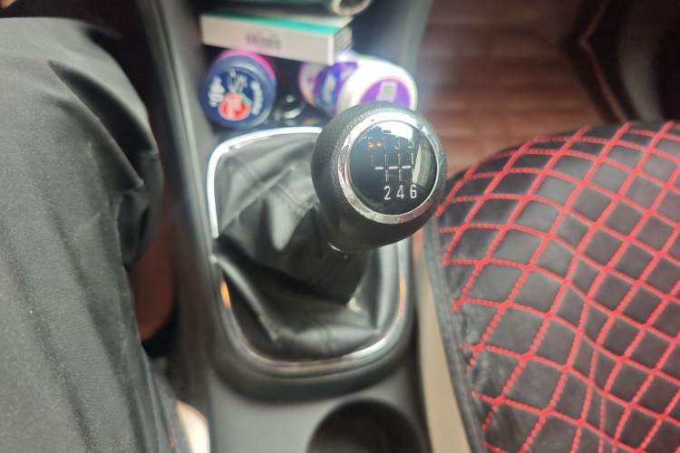 Used Chevrolet Trax 2014 1.4T Manual Two-Wheel Drive Comfort Model Gear Lever