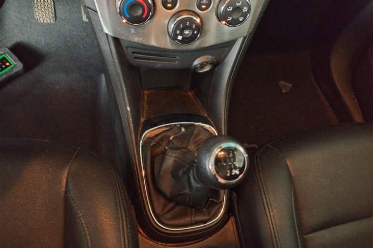 Used Chevrolet Trax 2014 1.4T Manual Two-Wheel Drive Comfort Model Gear Lever