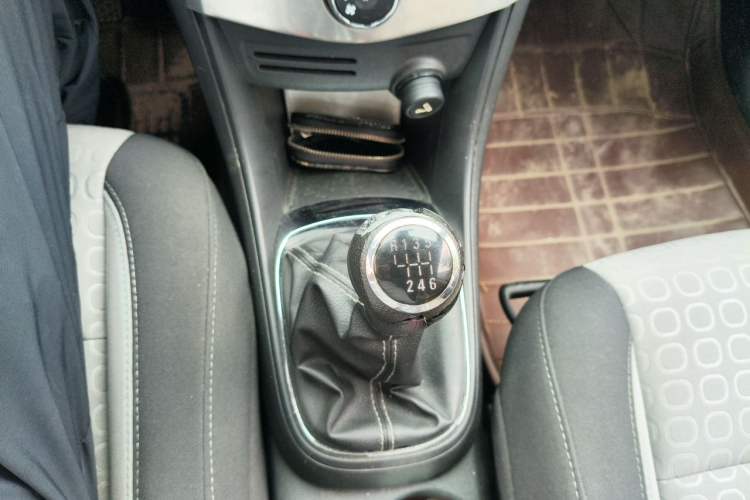 Used Chevrolet Trax 2014 1.4T Manual Two-Wheel Drive Comfort Model Gear Lever