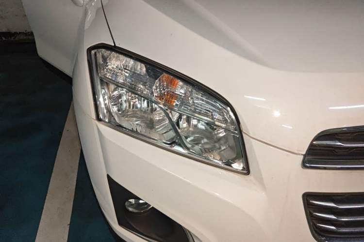 Used Chevrolet Trax 2014 1.4T Automatic Two-Wheel Drive Luxury Model Right Front Headlight