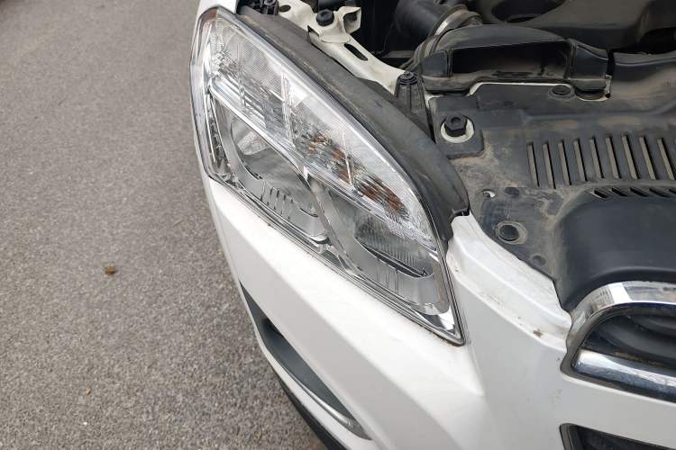Used Chevrolet Trax 2014 1.4T Manual Two-Wheel Drive Comfort Model Right Front Headlight