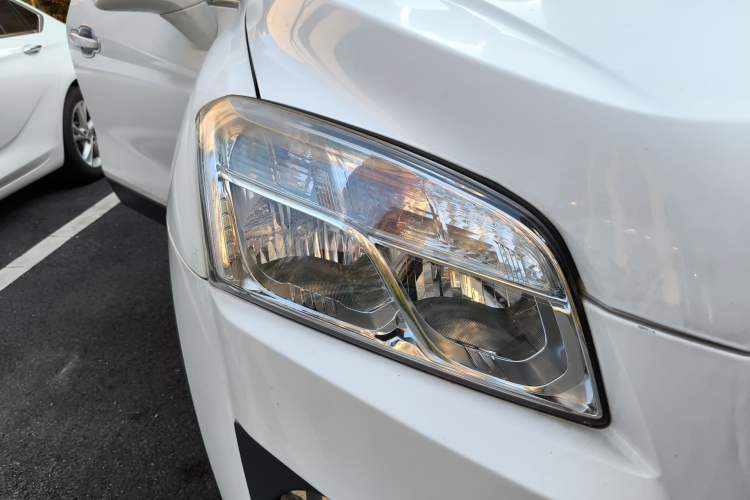 Used Chevrolet Trax 2014 1.4T Automatic Two-Wheel Drive Luxury Model Right Front Headlight