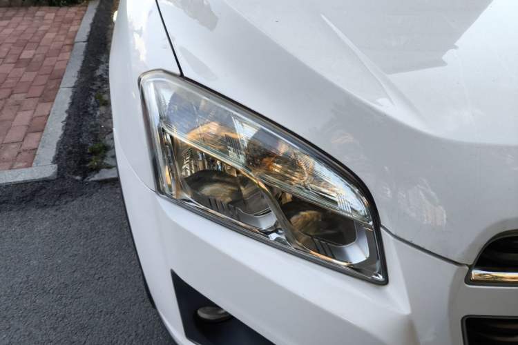 Used Chevrolet Trax 2014 1.4T Automatic Two-Wheel Drive Luxury Model Right Front Headlight