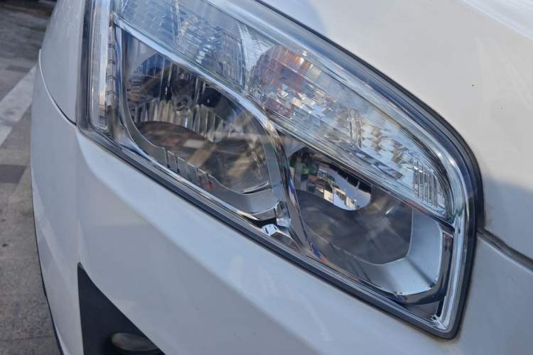 Used Chevrolet Trax 2014 1.4T Automatic Two-Wheel Drive Luxury Model Right Front Headlight