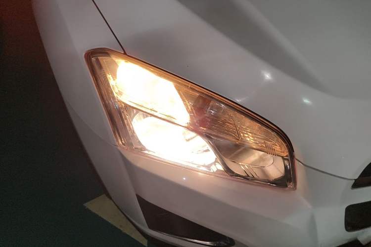 Used Chevrolet Trax 2014 1.4T Automatic Two-Wheel Drive Luxury Model Right Front Headlight