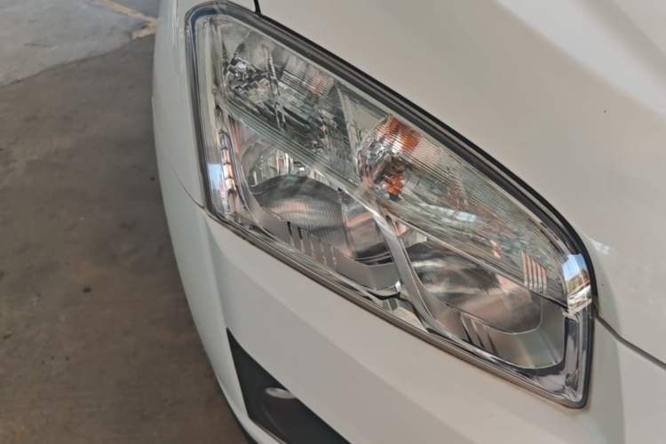 Used Chevrolet Trax 2014 1.4T Manual Two-Wheel Drive Comfort Model Right Front Headlight
