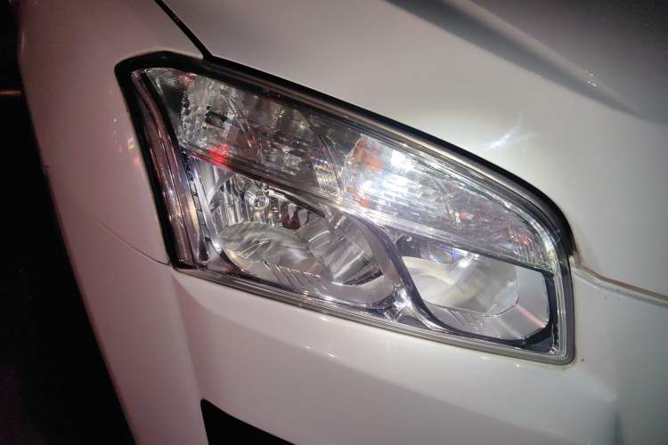Used Chevrolet Trax 2014 1.4T Manual Two-Wheel Drive Comfort Model Right Front Headlight