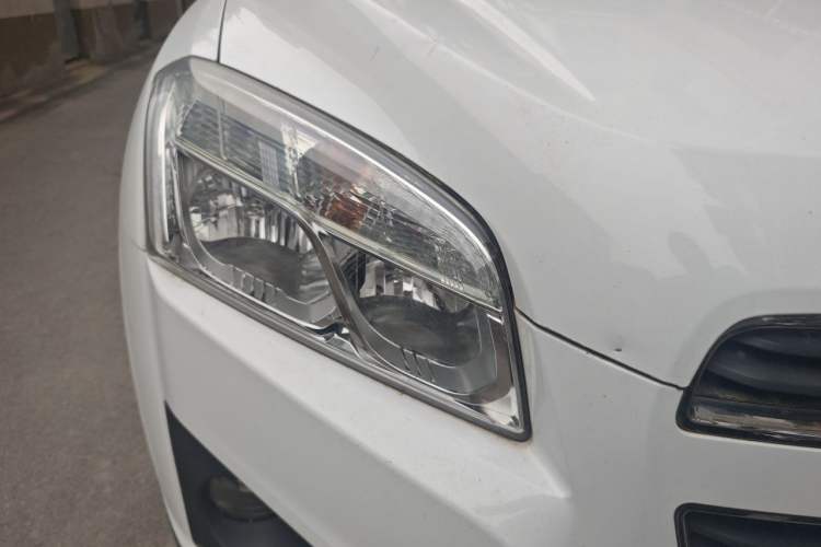 Used Chevrolet Trax 2014 1.4T Manual Two-Wheel Drive Comfort Model Right Front Headlight