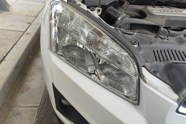 Used Chevrolet Trax 2014 1.4T Automatic Two-Wheel Drive Luxury Model Right Front Headlight
