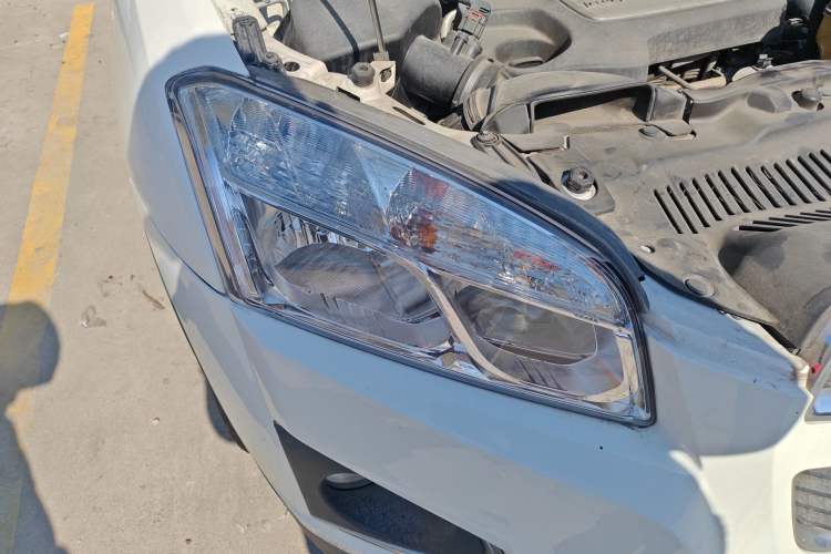 Used Chevrolet Trax 2014 1.4T Automatic Two-Wheel Drive Luxury Model Right Front Headlight