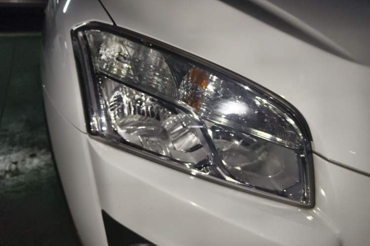 Used Chevrolet Trax 2014 1.4T Automatic Two-Wheel Drive Comfort Version Right Front Headlight