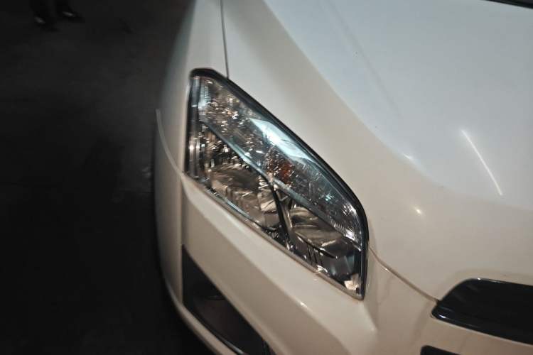 Used Chevrolet Trax 2014 1.4T Automatic Two-Wheel Drive Luxury Model Right Front Headlight
