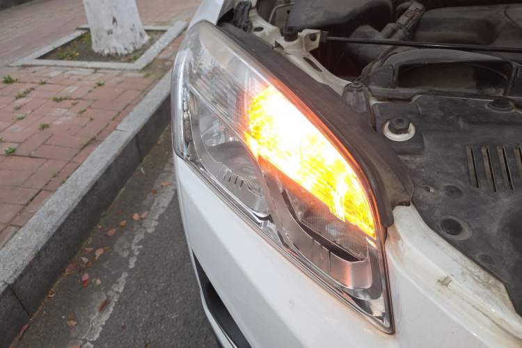 Used Chevrolet Trax 2014 1.4T Manual Two-Wheel Drive Comfort Model Right Front Headlight