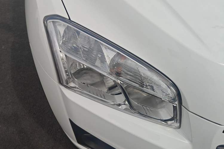 Used Chevrolet Trax 2014 1.4T Automatic Two-Wheel Drive Luxury Model Right Front Headlight