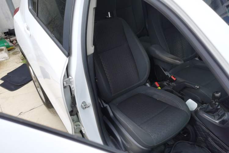 Used Chevrolet Trax 2014 1.4T Manual Two-Wheel Drive Comfort Model Right Front Seat