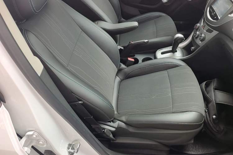 Used Chevrolet Trax 2014 1.4T Automatic Two-Wheel Drive Luxury Model Right Front Seat