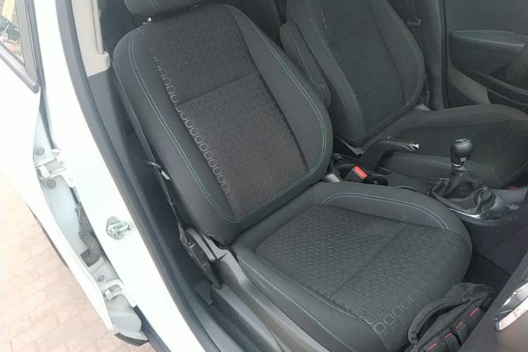 Used Chevrolet Trax 2014 1.4T Manual Two-Wheel Drive Comfort Model Right Front Seat