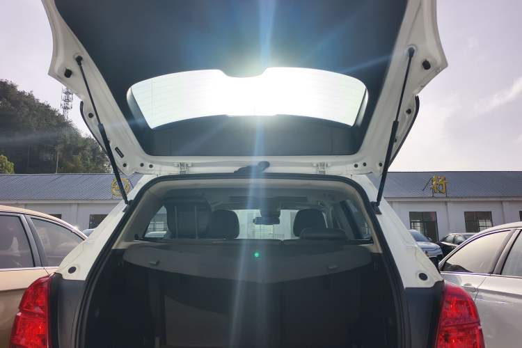 Used Chevrolet Trax 2014 1.4T Automatic Two-Wheel Drive Luxury Model Trunk